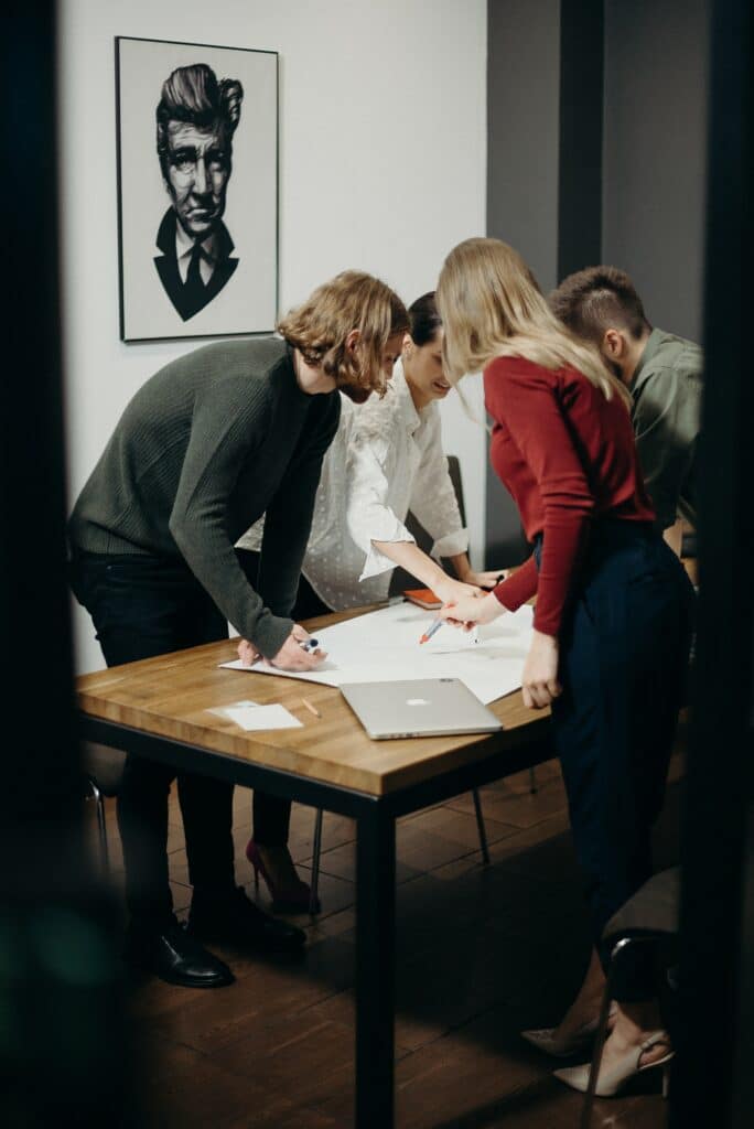 Professionnels de l'hôtellerie réunis pour le parcours client dans un hôtel